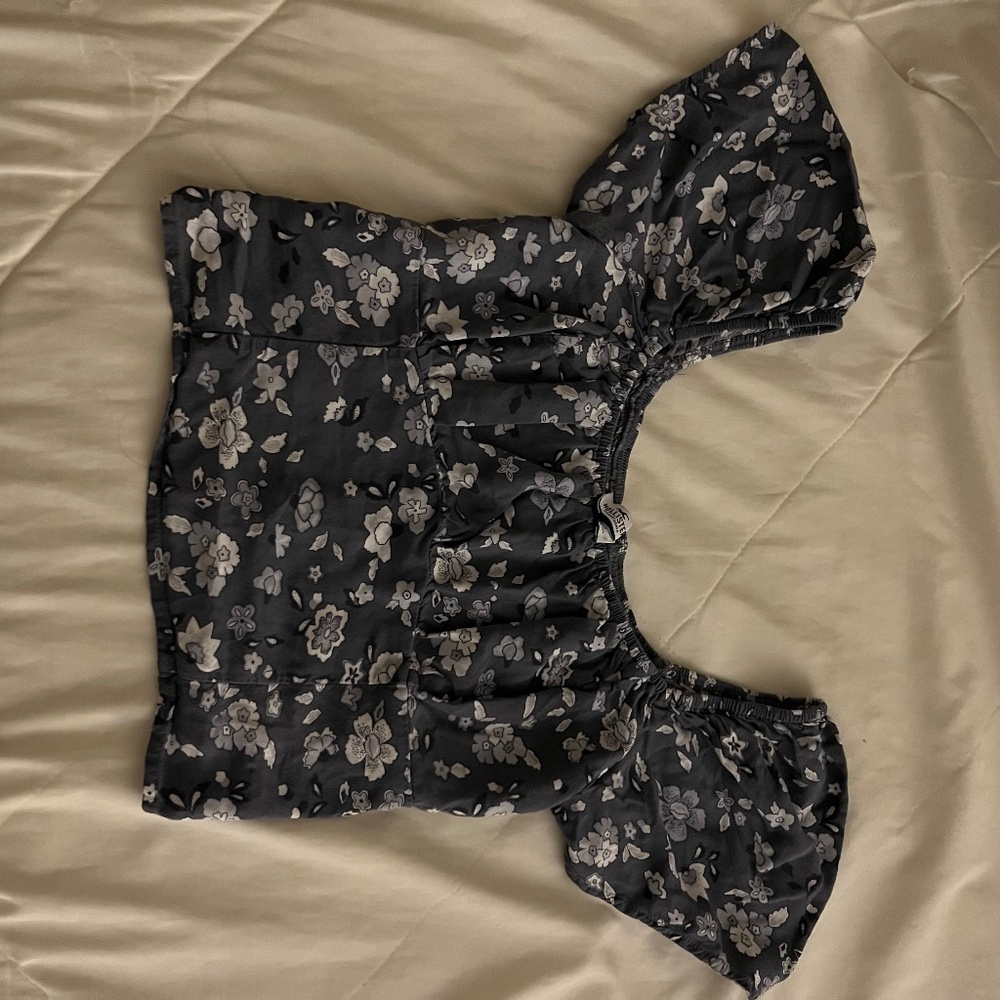 Hollister floral cropped short sleeve